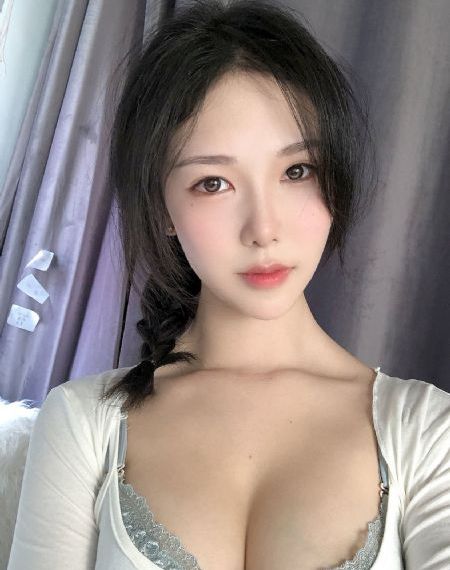 大胸女大学生电影