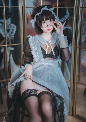 秘书伺候老板玩3p