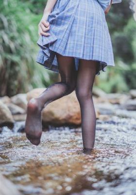 光影下的少女